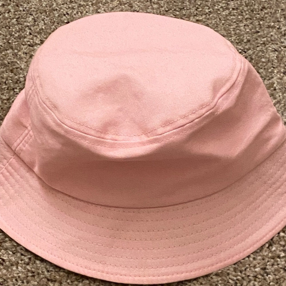 Selling a Bucket hat size fits all brand forever21
